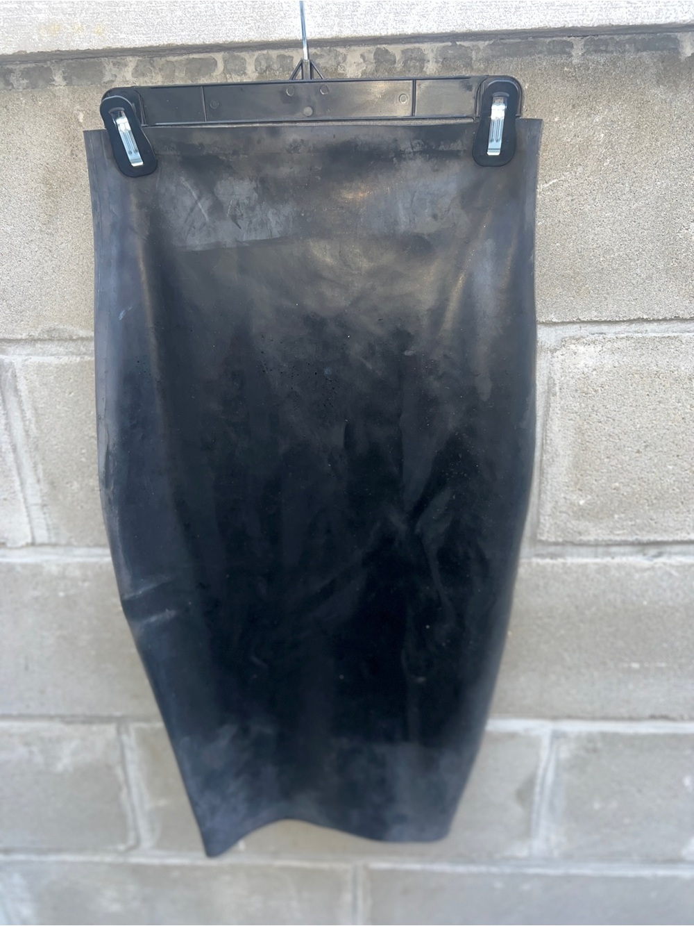Black Zip both Front & back latex Skirt - Picture 5 of 5